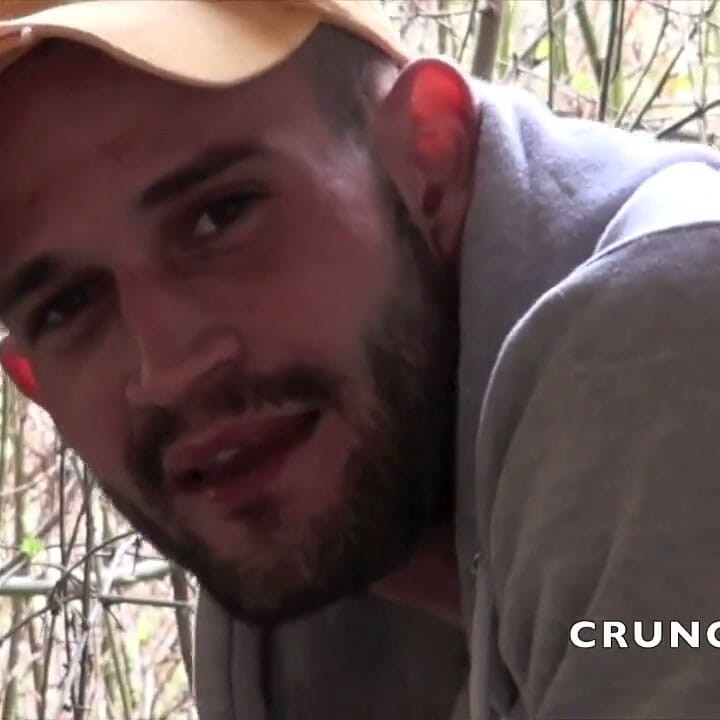 Mike wurde von einem sexy latino-twink im freien in einem jockstrap gefickt