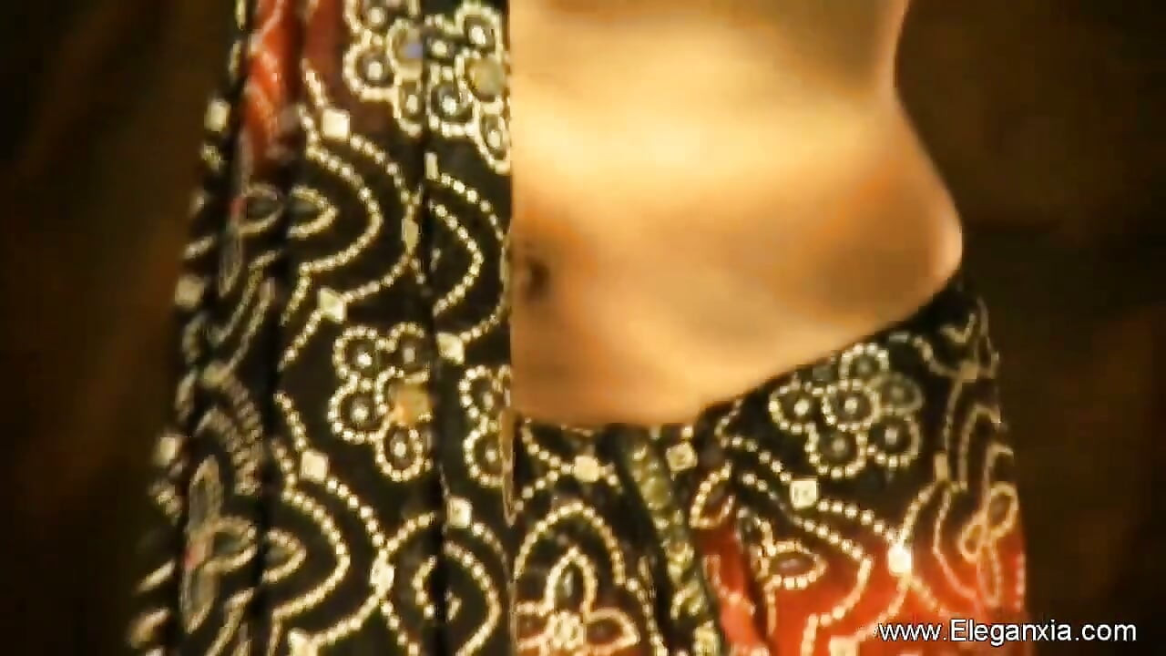 Morena indiana exibe seu corpo gostoso