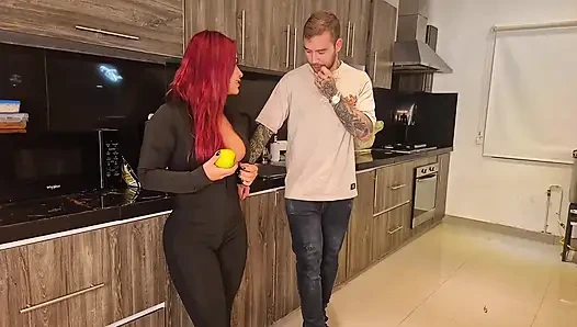 Ich ging, um meinen freund für das Fitnessstudio zu holen und schluckte am ende den schwanz meines stiefbruders in einer Aufsicht