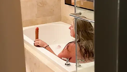 Memergoki ibu tirinya menunggangi dildonya