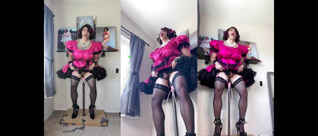 Розовая сисси горничная Candy заперта на ее подставке дилдо и скачет на ее шесте