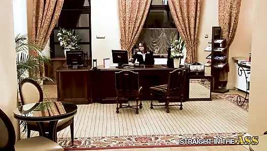 Langsung dientot memeknya di pantat