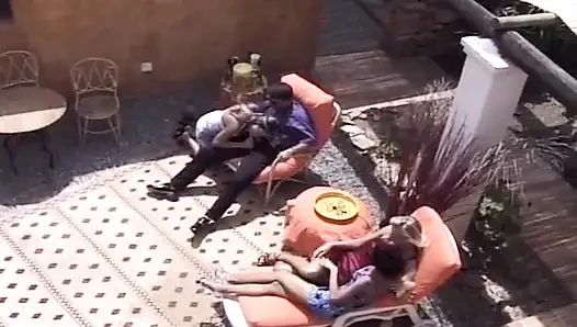 Fransız kızlar şanslı erkekleri üçlü grup sekste boşaltıyor