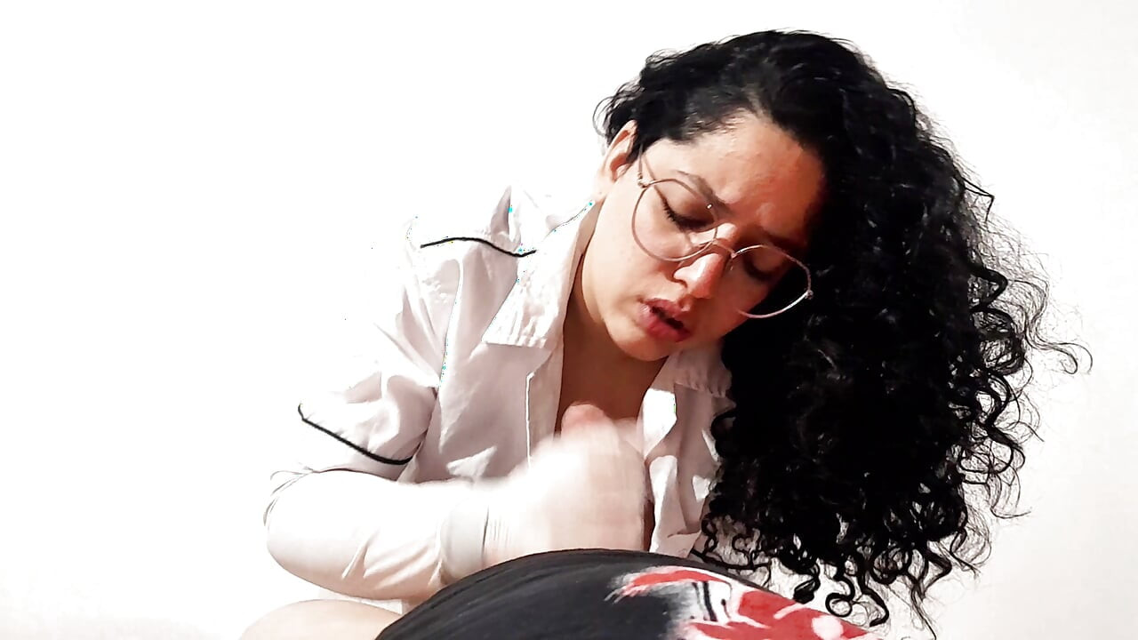 Nie mogę powstrzymać mojego pragnienia i ssę kutasa mojego pacjenta część 2