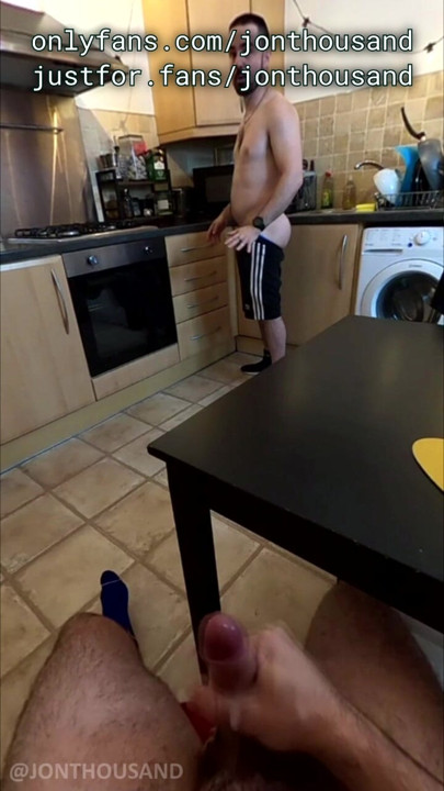 בחור Str8 גומר מול השותף לחדר