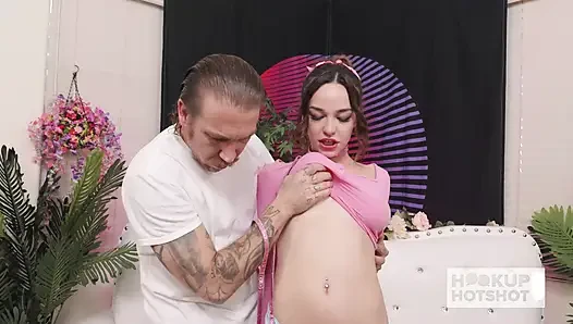 Rissa May пьет золотой дождь и делает глубокий минет!