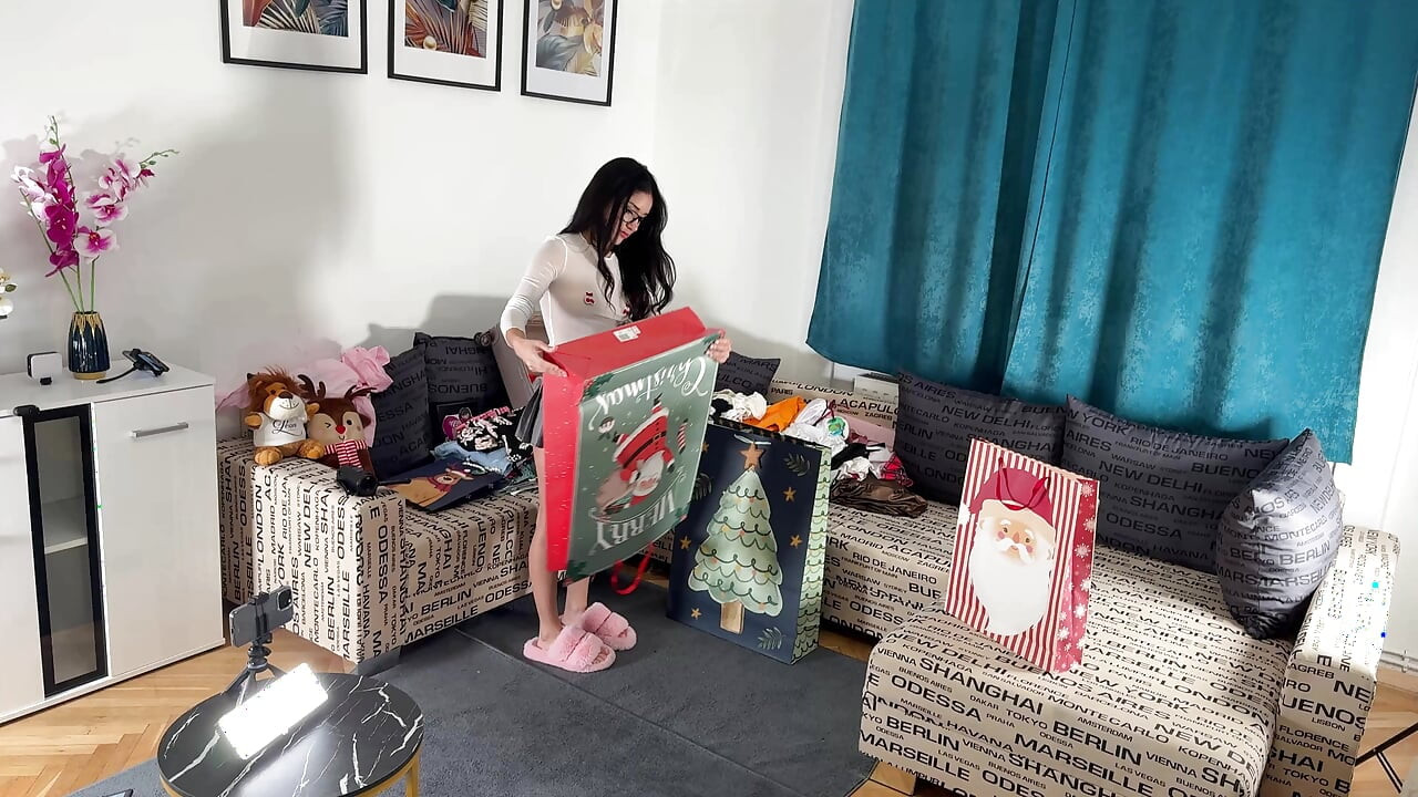 Två tjejer en kille julfest med massor av precum och oändlig kuk retas för en avrunkning utmaning