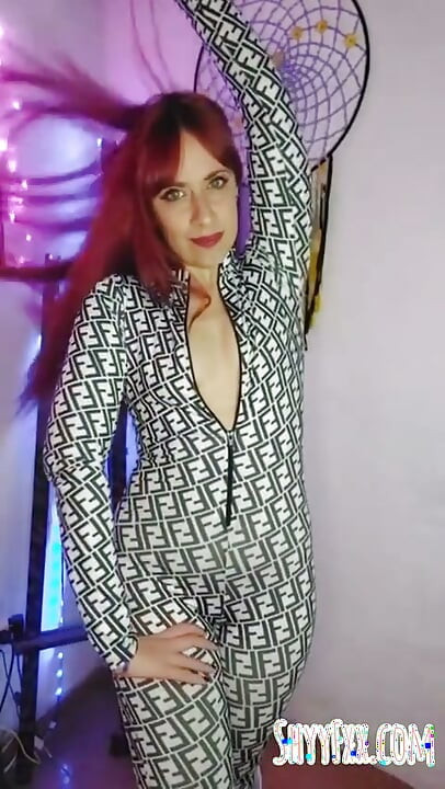 Shyyfxx je žena tvog šefa i treba joj tvoja posebna pažnja - JOI roleplay