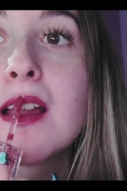 Gincu merah jambu sebelum meninggalkan Rumah