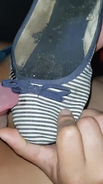 Morate podijeliti trenutak iz "Nestašna djevojka liže svoje prljave cipele"