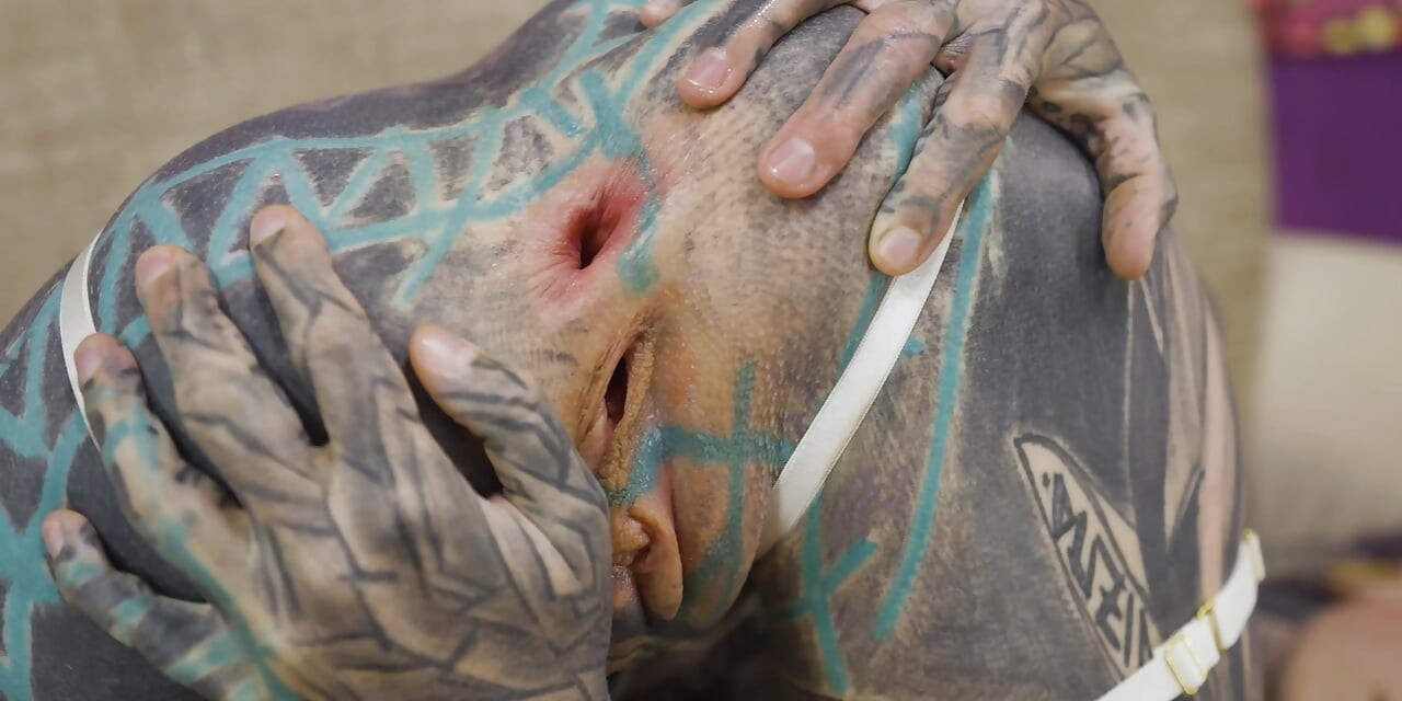 Fata tatuată este futută în cur până la coaie adânc - fără pizdă, futai anal impecabil