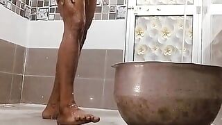 Chico indio en la ducha disfruta de la masturbación y culo fingring