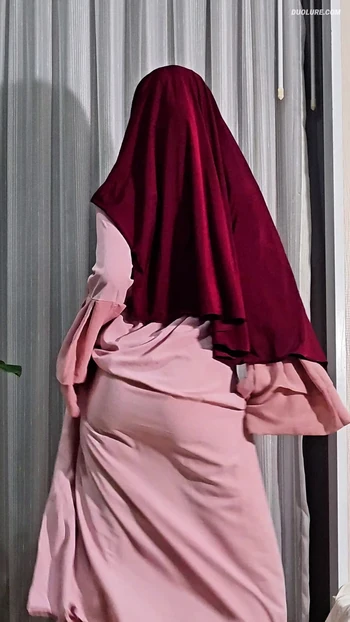 Dancing in my new hijab and abaya! 🧕🏻