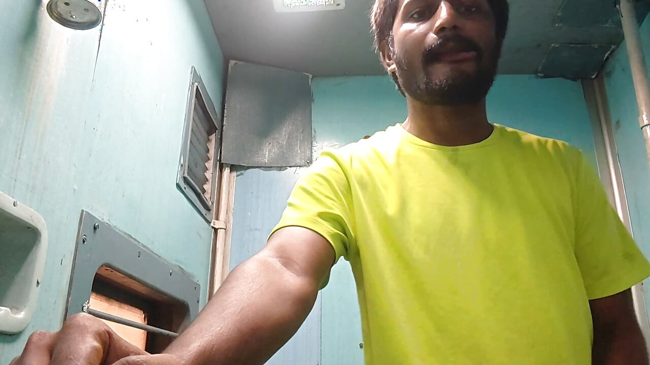 XHARD - TRAIN HARD IN GENTS TOILET