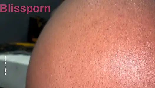 Cewek semok kulit hitam lagi asik twerking dan nyepong kontol raksasa pria kulit hitam