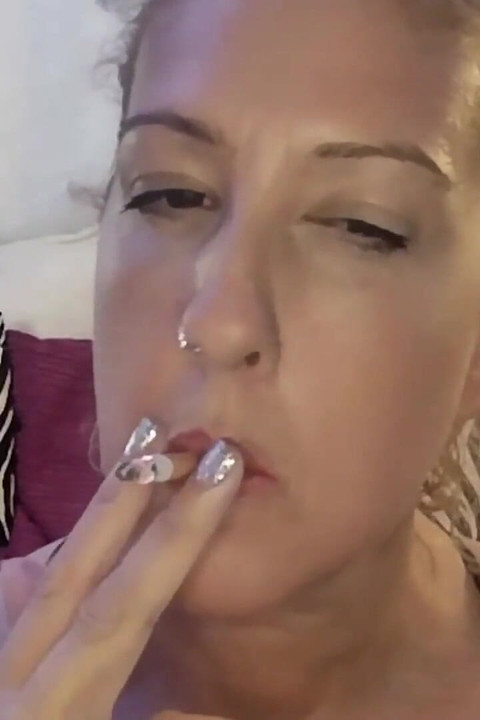 Maggie Moon курит сигарету