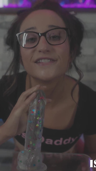 Isabelle Nice, latina pervers, chevauche un énorme gode devant la caméra