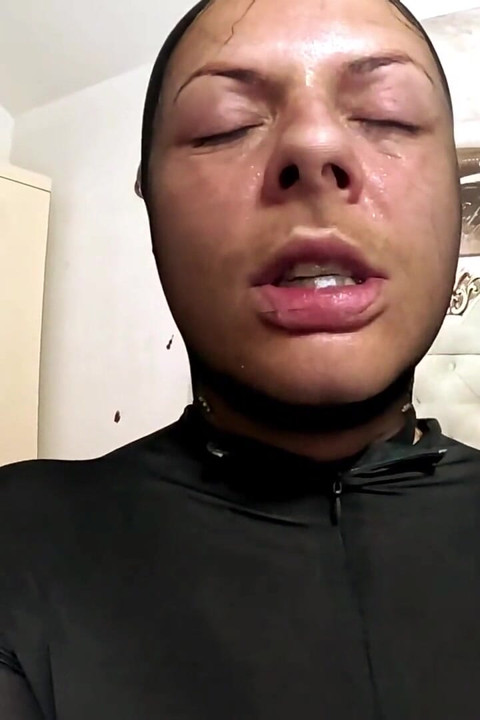 محفظه جوراب شلواری. تحریک کت و شلوار نایلونی بدون چهره، مکیدن انگشت و ارگاسم شدید