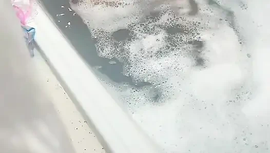 Duşta tobrut bir kıza yakalanıyor