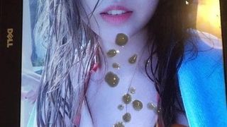 Sperma eerbetoon aan de tieten van een willekeurig Aziatisch meisje in een bikinitop