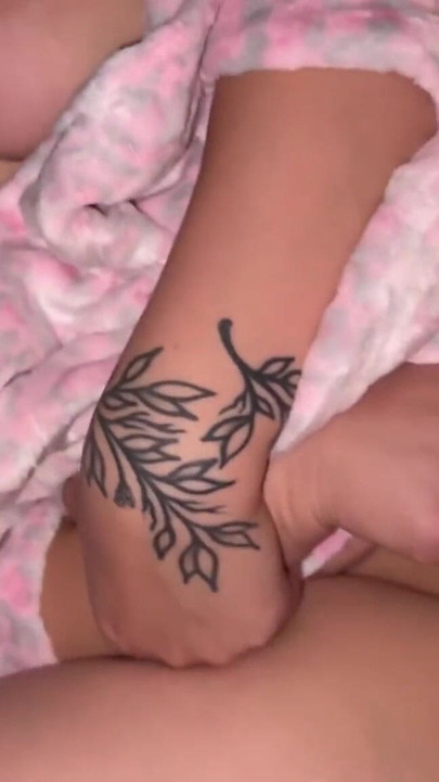 Gorąca zdesperowana mama błaga o orgazm i zjada swoje creampie | Klip 2