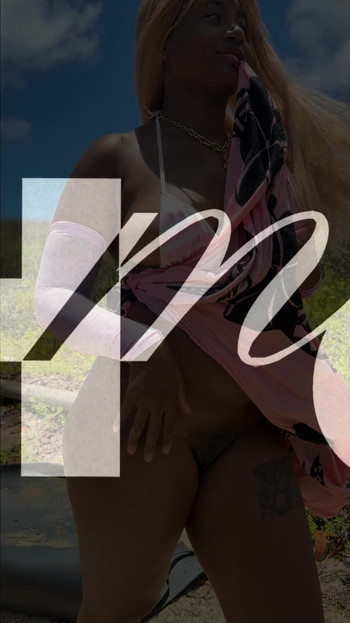 Zapanjujući trenutak iz filma "Nezaboravno pušenje na našoj maloj, privatnoj plaži na Oahuu, Havaji"
