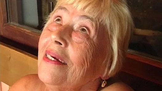 86-letnia babcia wciąż rozkłada nogi!