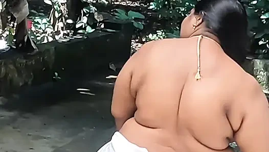 Индийская пухлая в сексуальном белом платье, фотосессия топлес