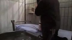 Claire Adams ist gefesselt und in Wasser-Bondage bestraft