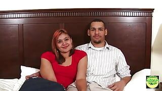 Een brunette meid Dee en haar vriendje Jay maken een eigengemaakte amateurvideo