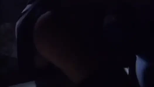 Seksi büyük memeli fahişe yatakta sert yarakla sikişiyor