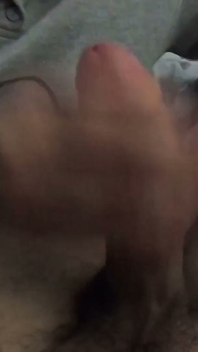POV, video amatur... Tengah malam dia datang sentuh dan bagi handjob | Clip 1