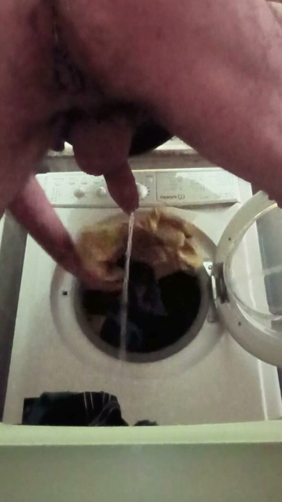 Pee in the laundry room | Clip 1