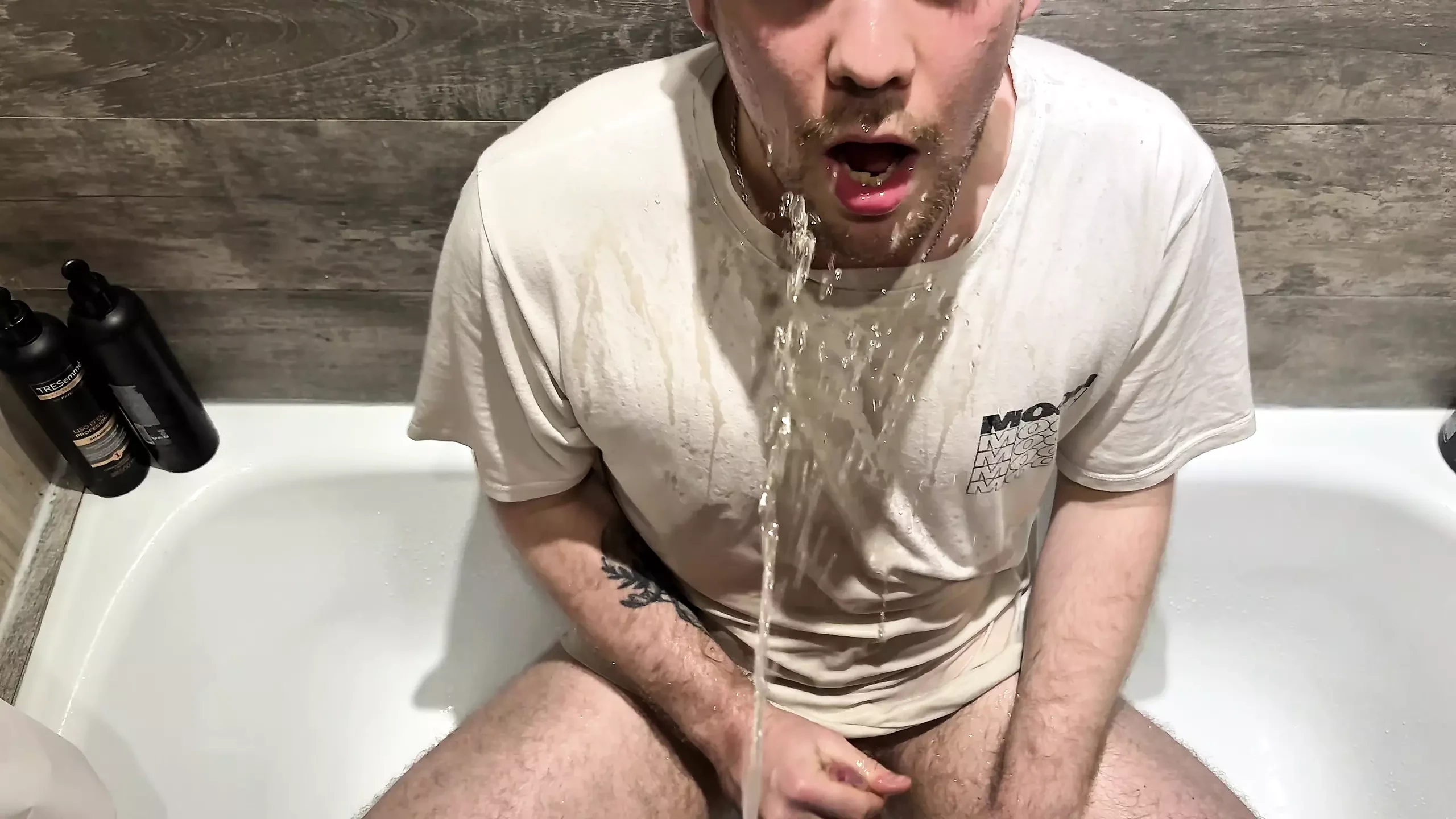 Eerste homo-pissende vlog in de geschiedenis (en het is heet)