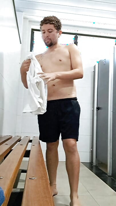 ฉันเกือบโดนจับได้ว่าอวดในห้องน้ําที่คนขับรถบรรทุกไปอาบน้ํา