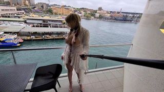 Sissy gozando em uma varanda bem pública no porto de Sydney