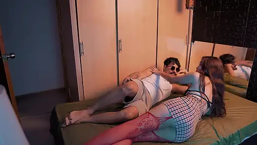 Üvey kız kardeşimi arıyorum, kız arkadaşıyla birlikte olduk, seviştik ve o bizi gördü