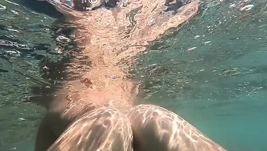 Riskant geficktes schwimmenes mädchen unter wasser öffentlich anal und muschi ficken am strand Jessijek