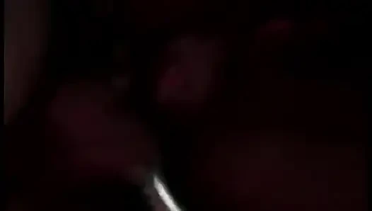 Zwei sonnenbrauner latina-flöps nehmen an bisexuellem vierer-quickie auf der veranda teil