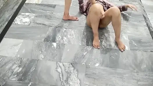 Индийская замужняя пара наслаждается игривым водным моментом вместе дома