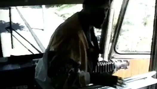 Cewek semok kulit hitam dengan memek berbulu lagi asik ngentot kontol cowok kulit hitam di dalam bus
