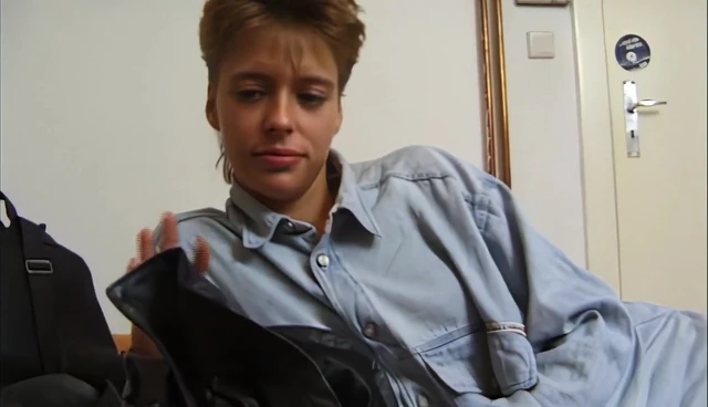 lesbe mit grossen titten geht fuer geld mit zum casting und steckt sich vibrator in die pussy