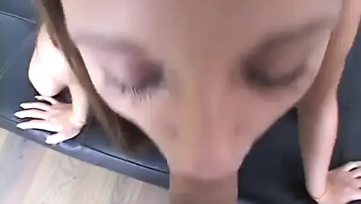 Brunette mengisap dan mendapat creampie anal