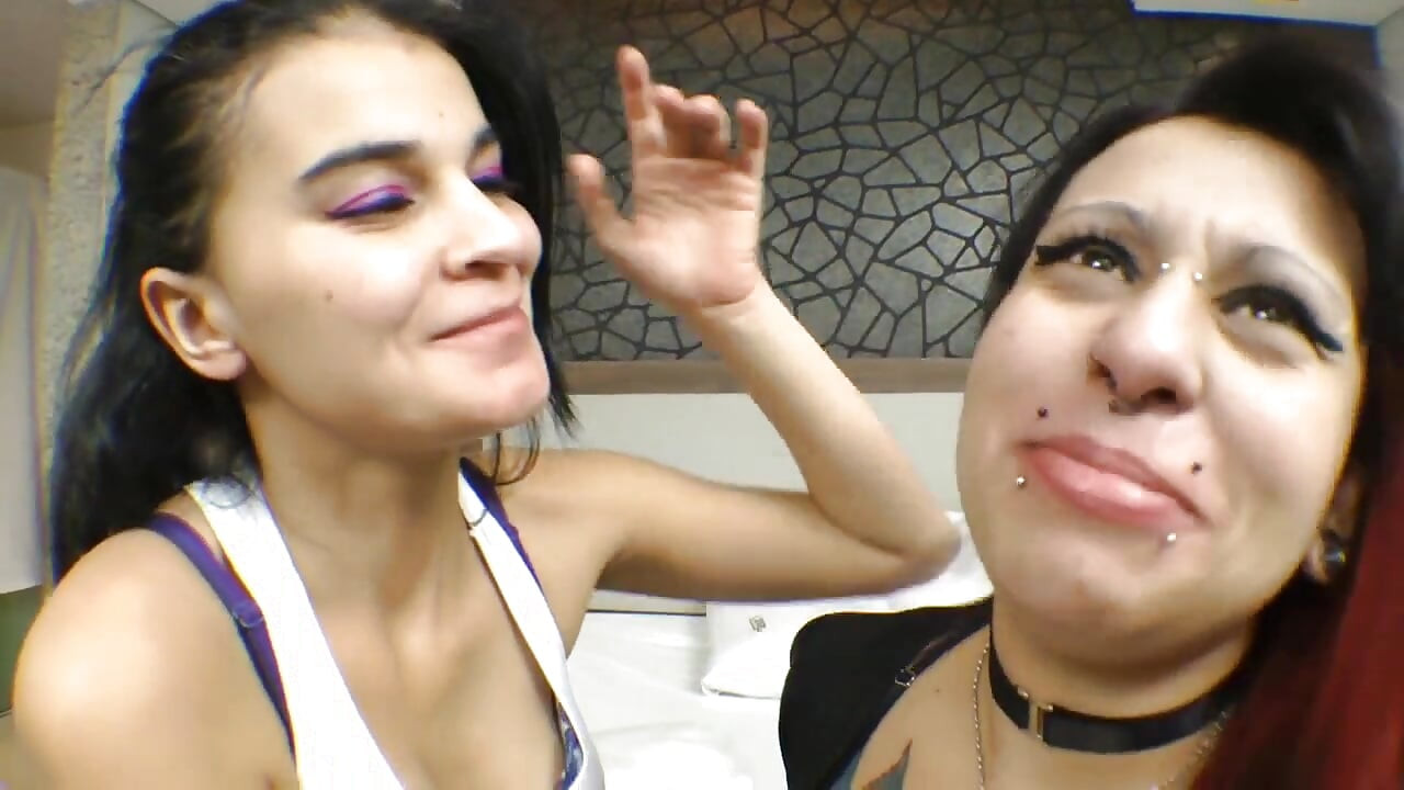 Alexa Woltule ve kız arkadaşı tarafından ateşli öpücükler