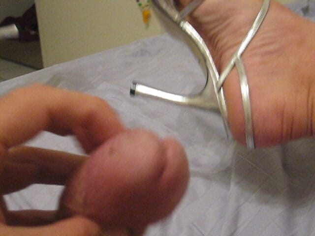 Élvezés ezüst magassarkú cipő viselése közben