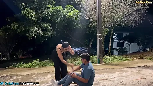 Tetangga menutup mata untuk meniduriku sangat kaya.