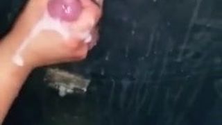 Amador ejaculação no gloryhole na câmera