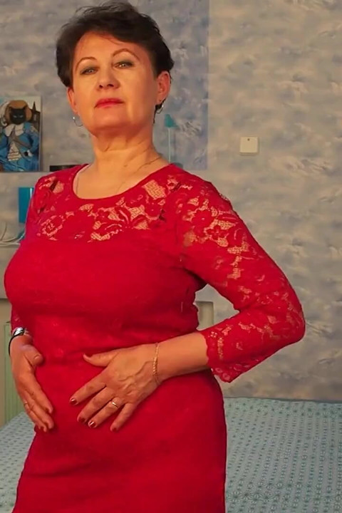 Büyük götlü nine Nata ofiste göt tıkacı takıyor