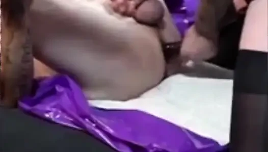 Evli kadın kocasını takma yarakla sikiyor