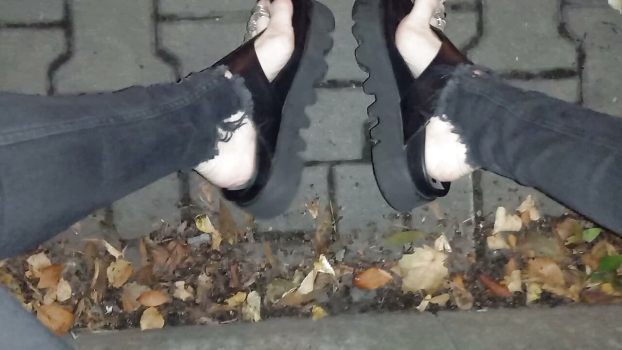 夜の散歩で女装子の足がチンポを刺激